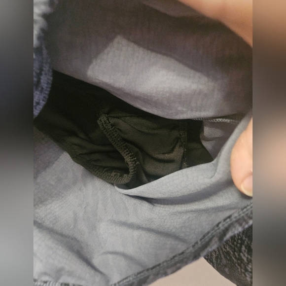 Road Runner Sports Women's Size L Gray Shorts Snake Skin Lining Back Pocket - Picture 6 of 6